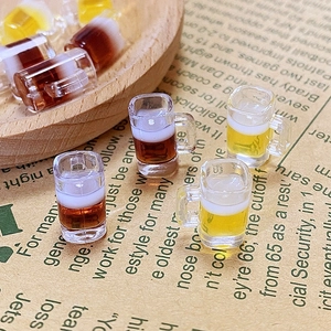 Makro-Detail von Miniatur-Bierkrügen aus Harz mit realistischem Schaum für DIY-Schmuck
