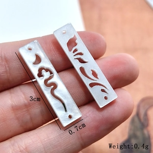 Vue à la main de pendentifs rectangulaires évidés en acrylique nacré pour bijoux DIY