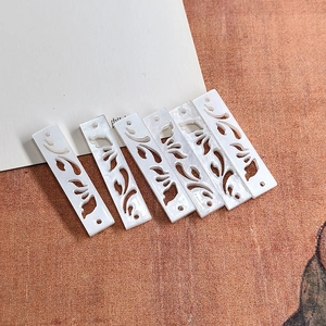 Lot de 6 pendentifs rectangulaires creux en acrylique blanc avec texture nacrée