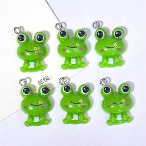 Set de 6 colgantes de ranas verdes de resina con flores amarillas para bisutería DIY