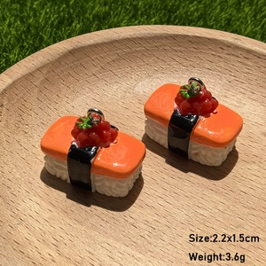 Ciondoli sushi in resina per gioielli fai-da-te e portachiavi su piatto di legno