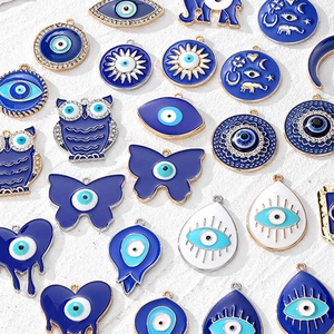 Varietà di ciondoli Evil Eye in lega blu nelle forme di cuore, gufo e luna