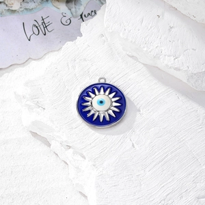 Macro del ciondolo Evil Eye in smalto blu con stella d'argento su pietra testurizzata