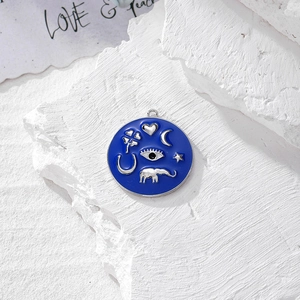 Dettaglio del ciondolo occhio turco blu in smalto con simboli di trifoglio ed elefante