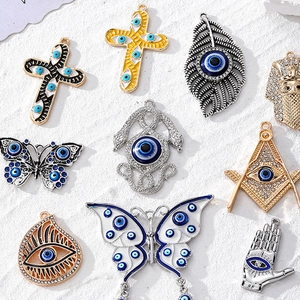 Ciondoli Evil Eye in lega assortiti con mano di Fatima, farfalla e croce per gioielli DIY