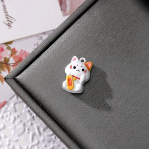 Ciondolo gatto portafortuna Maneki-neko in lega smaltata in scatola di velluto per gioielli