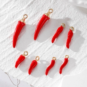 Otto ciondoli al peperoncino rosso con passanti dorati su pietra bianca, 4 lunghi e 4 corti