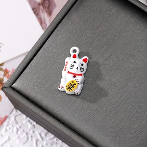 Dettaglio del ciondolo Maneki-neko in lega per la creazione di gioielli fai-da-te