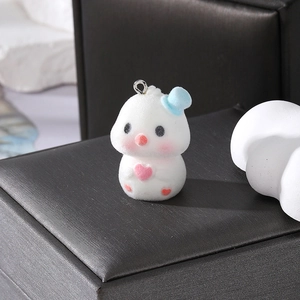 Dettaglio di ciondolo orso polare floccato con cuori rosa e anello di metallo per DIY