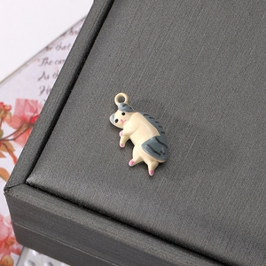 Dettaglio del ciondolo a gatto in smalto bianco con zampe rosa per gioielli DIY