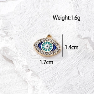 Dettaglio ciondolo a cuore malocchio con cristalli, dimensioni 1,4 cm x 1,7 cm