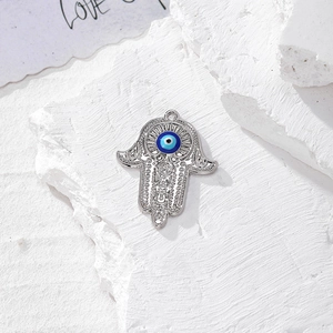 Dettaglio del ciondolo Mano di Fatima in argento con occhio blu e zirconi scintillanti