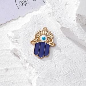 Ciondolo mano di fatima dorato con malocchio e smalto blu su pietra bianca