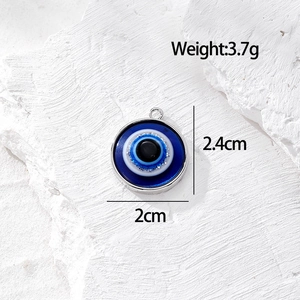 Vista dettagliata del ciondolo cuore malocchio con peso di 3.7g e altezza di 2.4cm
