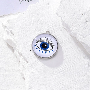 Vista macro di un ciondolo circolare con occhio blu su pietra per gioielli DIY