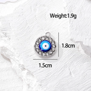 Dettaglio del ciondolo occhio greco con cristalli blu, misura 1,8cm e peso di circa 1,9g