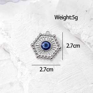 Dettaglio macro del ciondolo esagonale malocchio con misura 2,7 cm e peso di 5 grammi