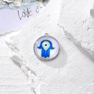 Dettaglio del ciondolo in vetro Hamsa Evil Eye con cornice in metallo per gioielli fai-da-te