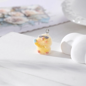 Süßer gelber beflockter Küken-Anhänger mit Sonnenbrille und Silberring für DIY-Schmuck