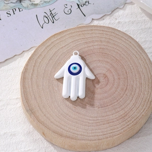 Ciondolo Mano di Fatima bianco con occhio turco su base in legno per gioielli fai da te