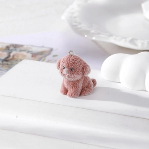 Dettaglio macro di un ciondolo a forma di cane teddy floccato rosa con gancio in metallo