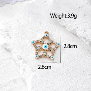 Dettaglio del ciondolo a stella Evil Eye placcato in oro con cristalli e dimensioni esatte