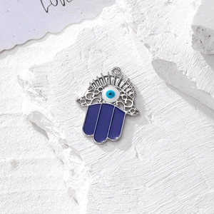 Macro del ciondolo Mano di Fatima in argento con smalto blu e dettaglio malocchio per DIY