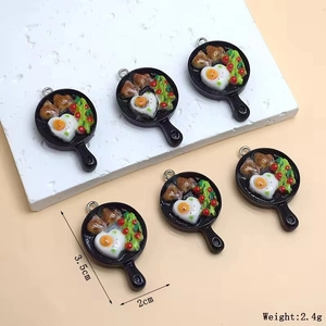 Miniatuur hars koekenpan hangers met gebakken ei en biefstuk voor DIY sieraden maken