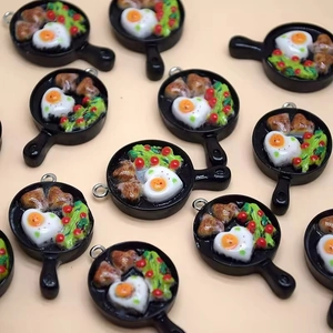 Miniatuur ontbijtpan hanger met hartvormig ei en steak hars bedeltje voor DIY hobby