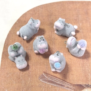 Lot de six breloques hippopotames gris floqués avec boules colorées et anneaux en métal
