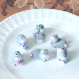 Pendentifs hippopotame floqués mignons avec boules en peluche et anneaux pour bijoux DIY