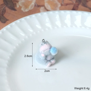 Vue détaillée du pendentif hippopotame floqué gris avec dimensions et poids