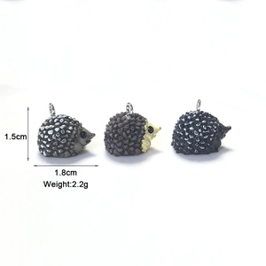 Trois mini pendentifs hérisson en résine en gris, marron et noir pour bijoux DIY