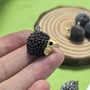 Pendentif hérisson mignon en résine avec dos texturé et anneau argenté pour bijoux DIY