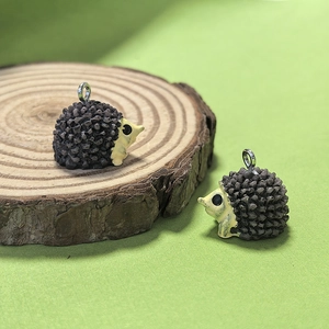 Détails de deux pendentifs hérisson en résine avec anneaux en métal pour bijoux DIY