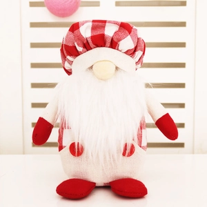 Détail d'un gnome de Noël sans visage avec motif à carreaux rouges et barbe blanche