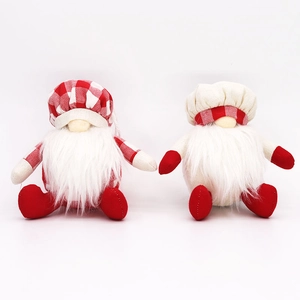 Détail de gnomes de Noël en peluche avec bonnets à carreaux rouges et barbes