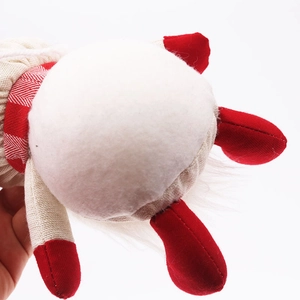 Gros plan sur le tissu à chevrons rouge et le feutre blanc doux de la peluche de Noël