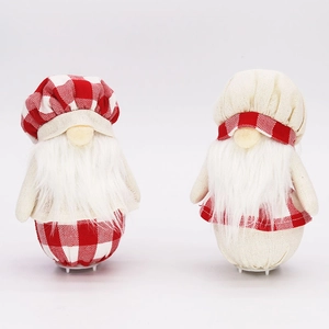 Détail de deux gnomes de Noël faits main de 16cm avec chapeaux de chef à carreaux