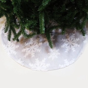 Dettaglio macro della gonna per albero di Natale in flanella grigia con fiocchi bianchi