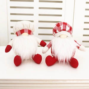 Détail de deux gnomes de Noël nordiques avec barbes blanches et bonnets à carreaux rouges