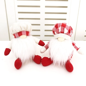 Détail de gnomes de Noël en peluche avec barbes blanches et chapeaux à carreaux sur fond blanc