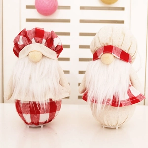 Détail macro d'un gnome de Noël en peluche à carreaux rouges et blancs barbu