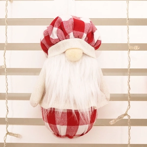 Gnome de Noël suspendu avec chapeau à carreaux rouges et guirlande lumineuse festive