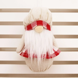 Détail d'un gnome de Noël en peluche avec barbe en fausse fourrure et chapeau à carreaux
