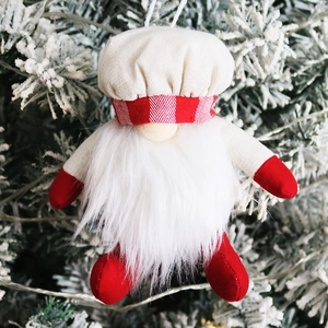 Gnome de Noël chef avec chapeau à carreaux rouges et barbe suspendu au sapin enneigé