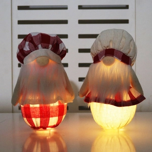 Détail des nains de Noël lumineux style chef avec chapeaux à carreaux et lumière LED