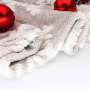 Vista dettagliata della gonna per albero di Natale in peluche grigio con fiocchi bianchi