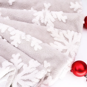 Dettaglio della gonna per albero di Natale in peluche grigio con fiocchi di neve 3D e consistenza