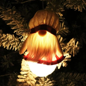 Gnome de Noël suspendu lumineux avec lumière LED et bonnet à carreaux sur branches enneigées